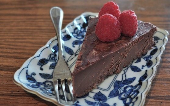 vegan chocolate raspberry cake