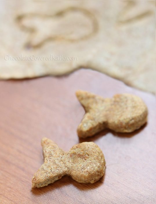Homemade-White-Cheddar-Goldfish-Crackers_thumb
