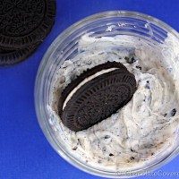 Homemade Cookies&rsquo;n Cream Frosting