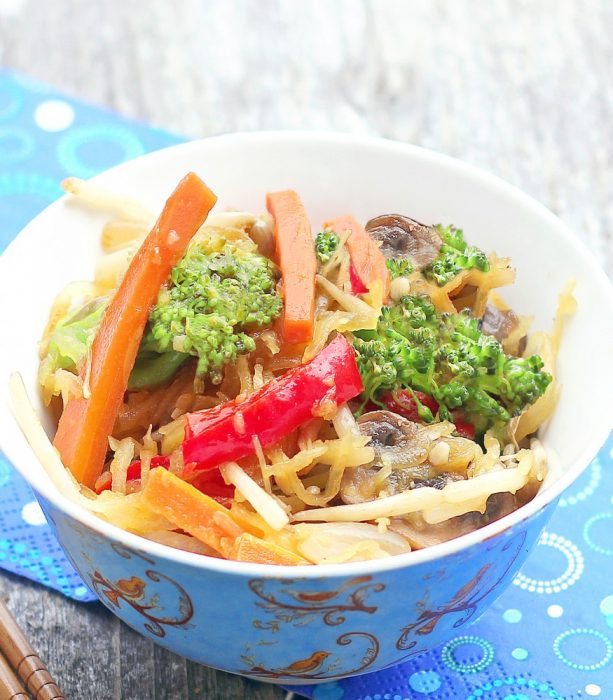 Spaghetti Squash Lo Mein - A low calorie & healthier alternative - from @choccoveredkt - quick & easy weeknight meal: http://chocolatecoveredkatie.com/2012/06/05/spaghetti-squash-lo-mein/