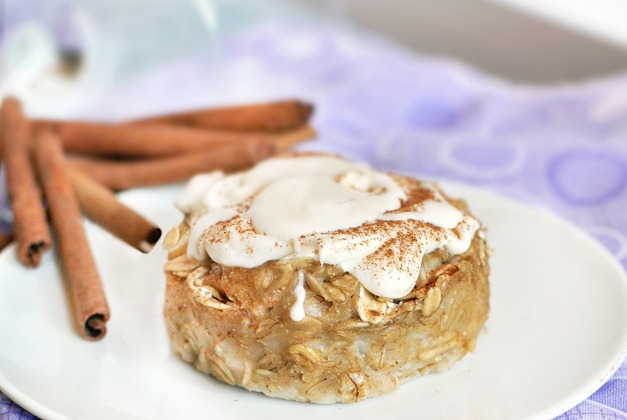 CINNAMON ROLL BAKED OATMEAL - Full recipe: https://chocolatecoveredkatie.com/2011/09/09/cinnamon-roll-baked-oatmeal/