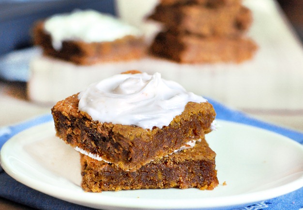 Soft and moist homemade pumpkin bars, with just a few basic ingredients and no oil whatsoever! You won't be able to stop at just one, trust me! Find out how to make them here:  https://chocolatecoveredkatie.com/2011/09/23/pumpkin-cream-cheese-bars/
