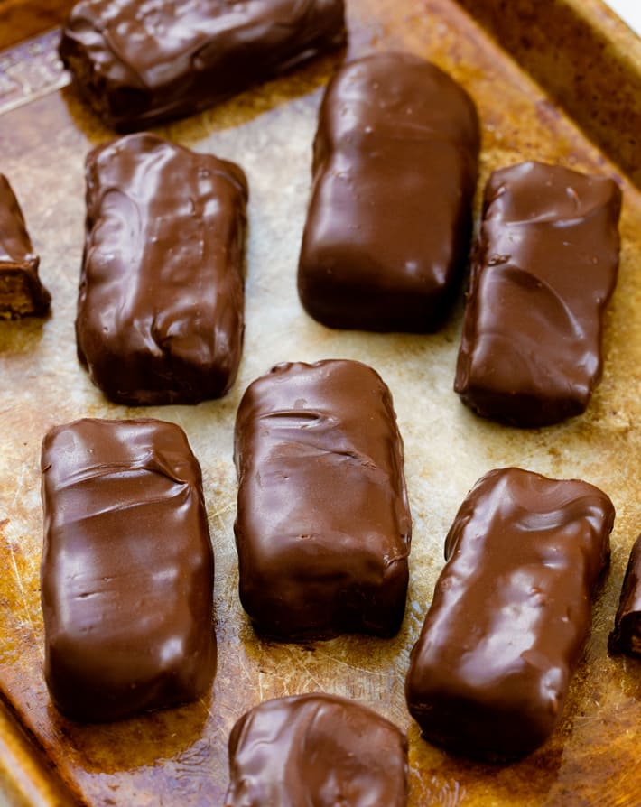 Easy Chocolate Peanut Butter Butterfingers (Vegan) Easy Chocolate Peanut Butter Butterfingers (Vegan)