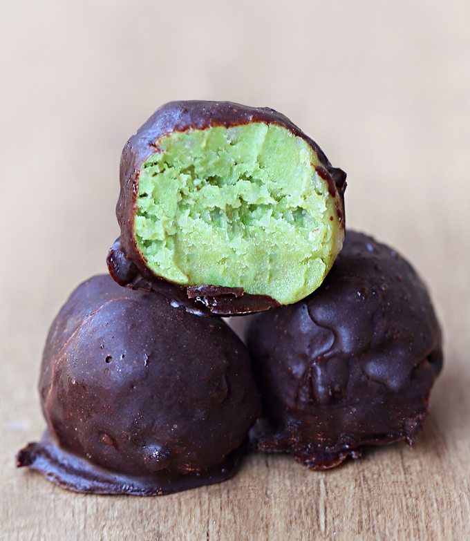 Avocado Fudge Bites - 1/4 cup mashed ripe avocado, 1/4 tsp pure vanilla extract, pinch salt, 2 tbsp... @choccoveredkt https://chocolatecoveredkatie.com/2014/06/11/5-ingredient-avocado-fudge-bites/