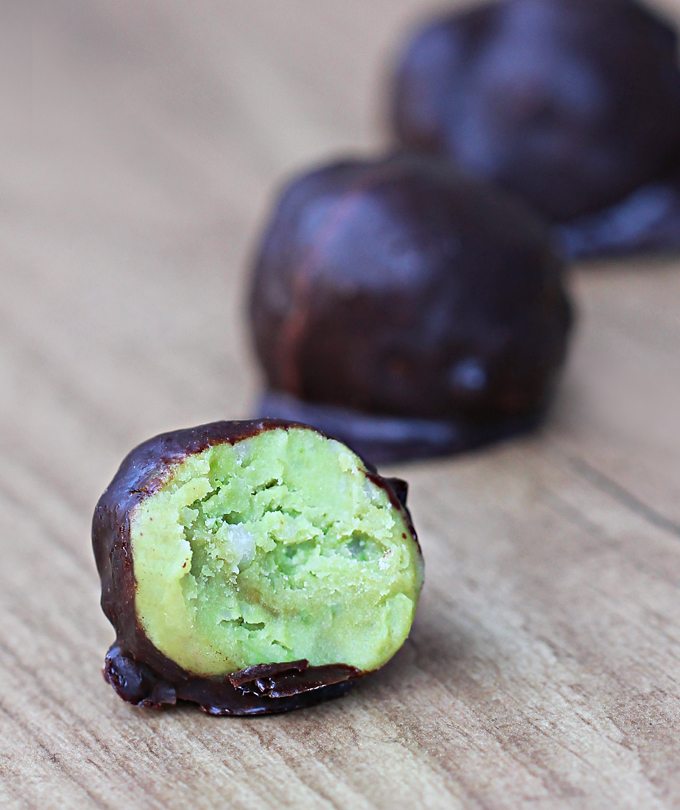 Avocado Fudge Bites - 1/4 cup mashed ripe avocado, 1/4 tsp pure vanilla extract, pinch salt, 2 tbsp... @choccoveredkt https://chocolatecoveredkatie.com/2014/06/11/5-ingredient-avocado-fudge-bites/