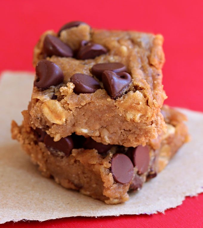 Flourless / NO oil / extra fudgy #vegan nutella chocolate chip blondies - (70 calories) https://chocolatecoveredkatie.com/2014/09/23/nutella-chocolate-chip-blondies/ @choccoveredkt