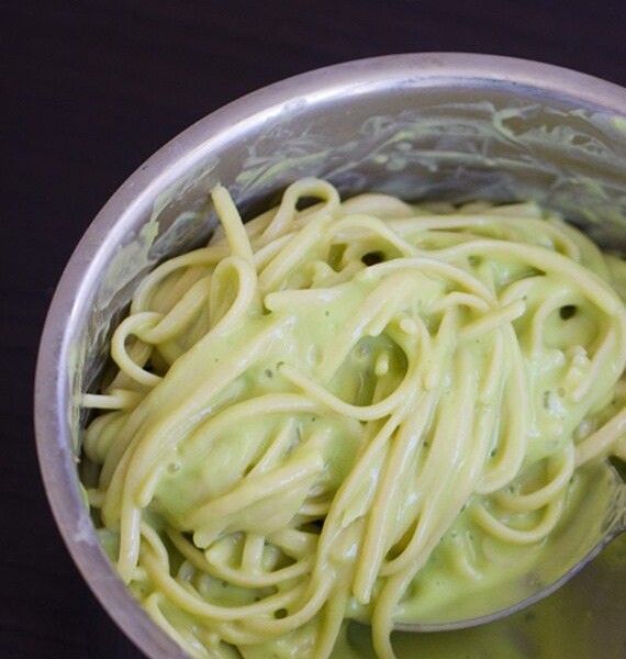 A low-calorie + meatless meal that’s surprisingly high in protein… and can be made in under 20 minutes, from start to finish! Get the recipe: https://chocolatecoveredkatie.com/2015/09/17/avocado-alfredo-recipe/