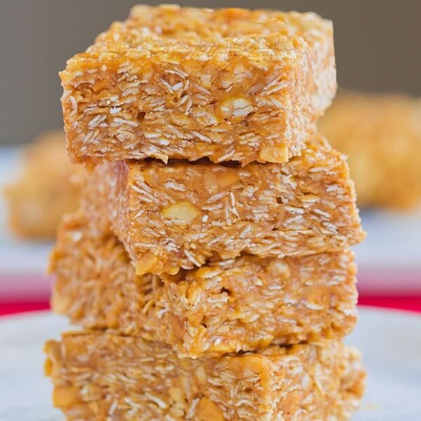 No bake Peanut Butter Bars from @choccoveredkt - 4 ingredients • Vegan + GF • No oven required! Full recipe: https://chocolatecoveredkatie.com/2015/09/10/peanut-butter-no-bake-bars/