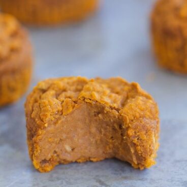 Simple vegan pumpkin muffins, less than 120 calories, from @choccoveredkt… and so easy to make! Here’s how to make them: https://chocolatecoveredkatie.com/2015/09/21/flourless-vegan-pumpkin-muffins/
