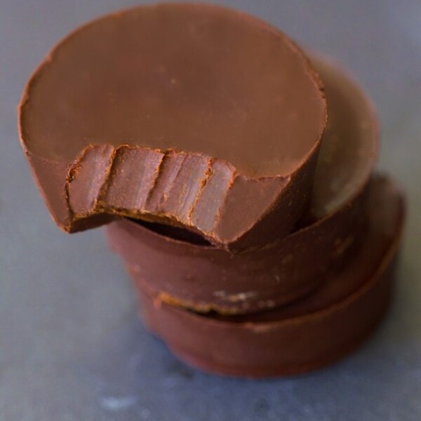 Chocolate Pumpkin Fudge – from @choccoveredkt… 1/2 cup canned pumpkin, 1/4 cup cocoa powder, 1/4 cup… Full recipe: https://chocolatecoveredkatie.com/2015/10/08/chocolate-pumpkin-fudge-vegan-6-ingredients/