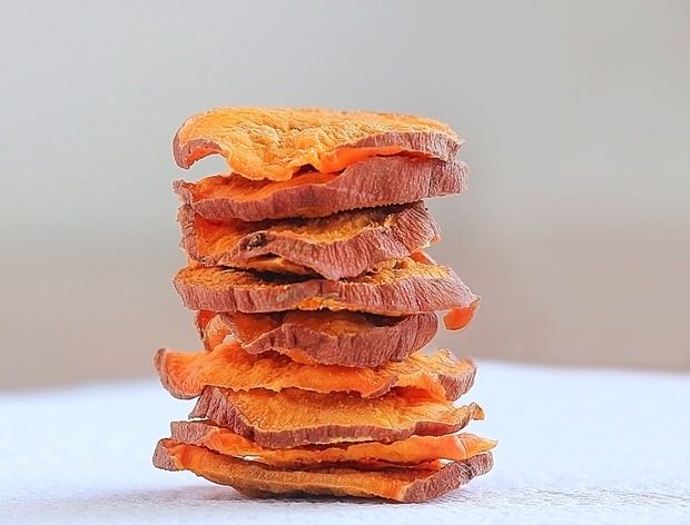 Crispy Baked Sweet Potato Chips