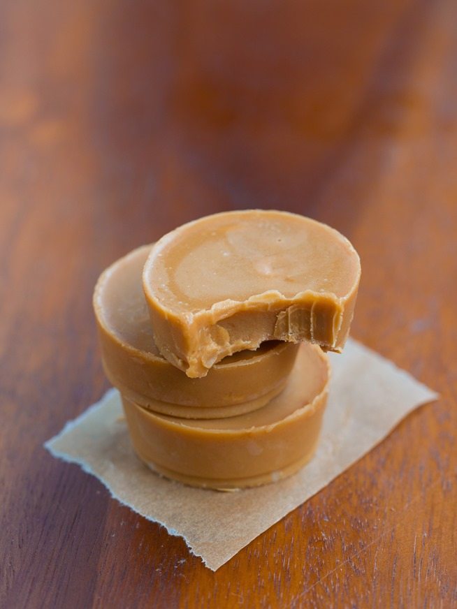 Clean Eating Almond Butter Fudge - 3 ingredients, no sugar, no bake healthy 