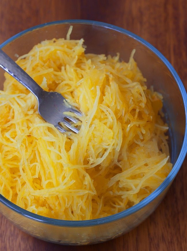 Many "how to cook spaghetti squash" tutorials tell you to bake at 350 F for an hour… But there is a MUCH better way, & the difference in texture is absolutely incredible! Recipe: https://chocolatecoveredkatie.com/2016/02/15/how-to-cook-spaghetti-squash-oven-microwave/ @choccoveredkt