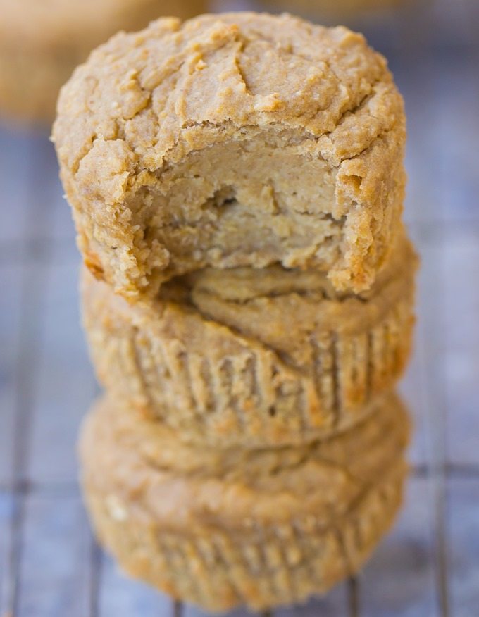 Semplici muffin vegani senza farina, meno di 120 calorie ciascuno… E così facili da preparare nel frullatore!  @choccoveredkt https://chocolatecoveredkatie.com/