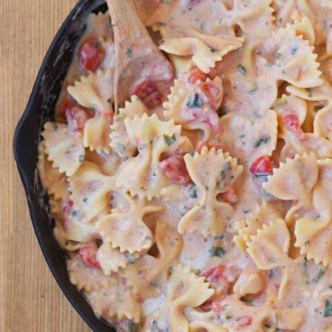 A rich and ultra creamy pasta recipe, without all the unhealthy fat and calories - This delicious one-pot meal is a weeknight staple - We never have any leftovers! @choccoveredkt https://chocolatecoveredkatie.com