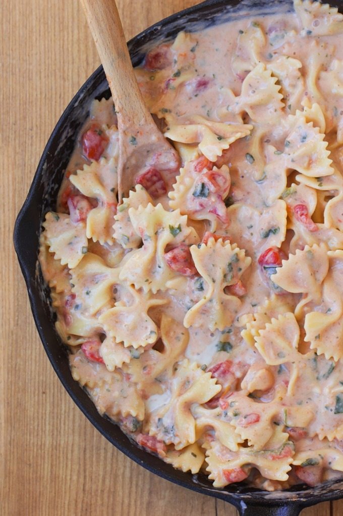 A rich and ultra creamy pasta recipe, without all the unhealthy fat and calories - This delicious one-pot meal is a weeknight staple - We never have any leftovers! @choccoveredkt https://chocolatecoveredkatie.com