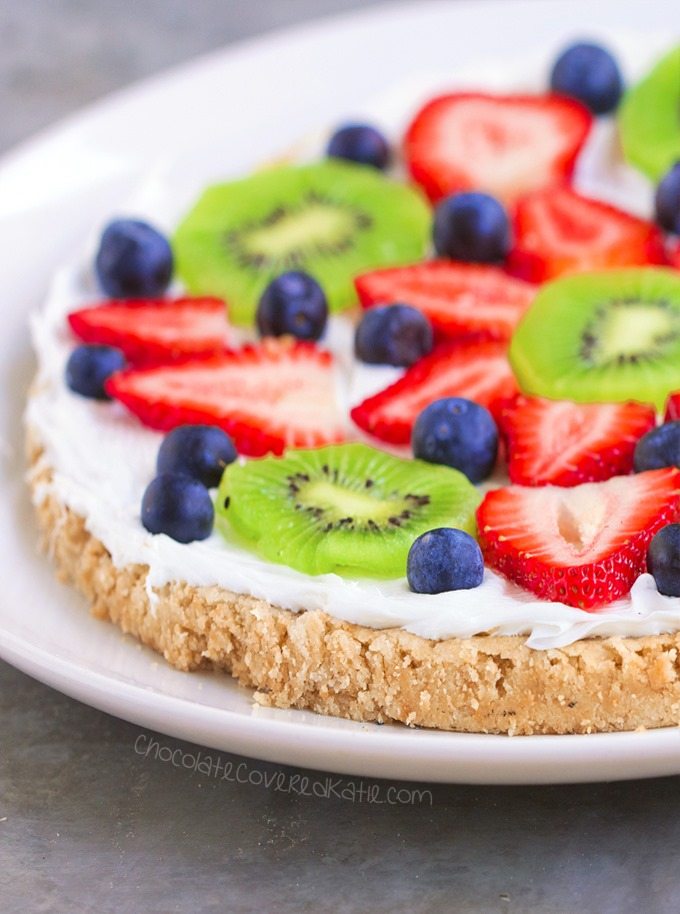 Sugar Cookie Fruit Pizza – Ingredients: 1 cup fresh berries, 2 tsp vanilla extract, 1/4 tsp baking soda, 2 cups… Full recipe: https://chocolatecoveredkatie.com @choccoveredkt