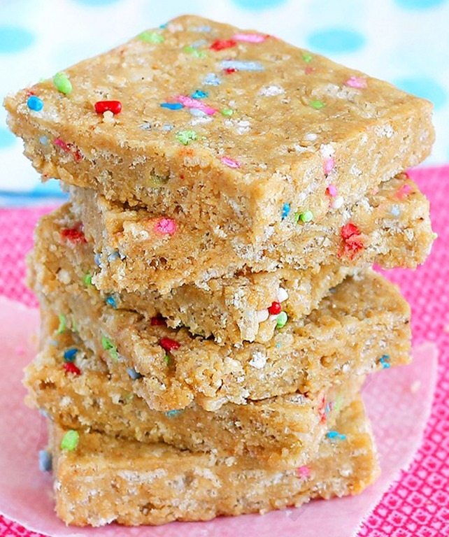 Cake Batter Energy Bars - Just 6 ingredients, kid-friendly healthy snack bars that can be vegan & gluten free. Recipe from @choccoveredkt