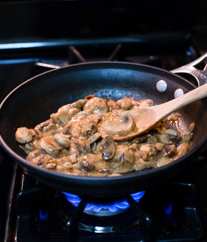 6 Ingredient Vegan Mushroom Gravy