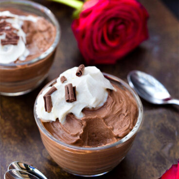 Easy Vegan Dark Chocolate Mousse Recipe in bowls with roses