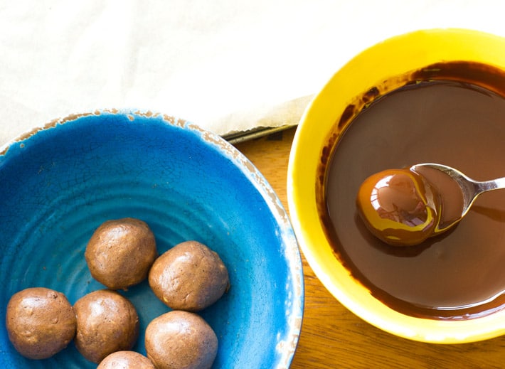Sumerja las bolas de chocolate en el recubrimiento.