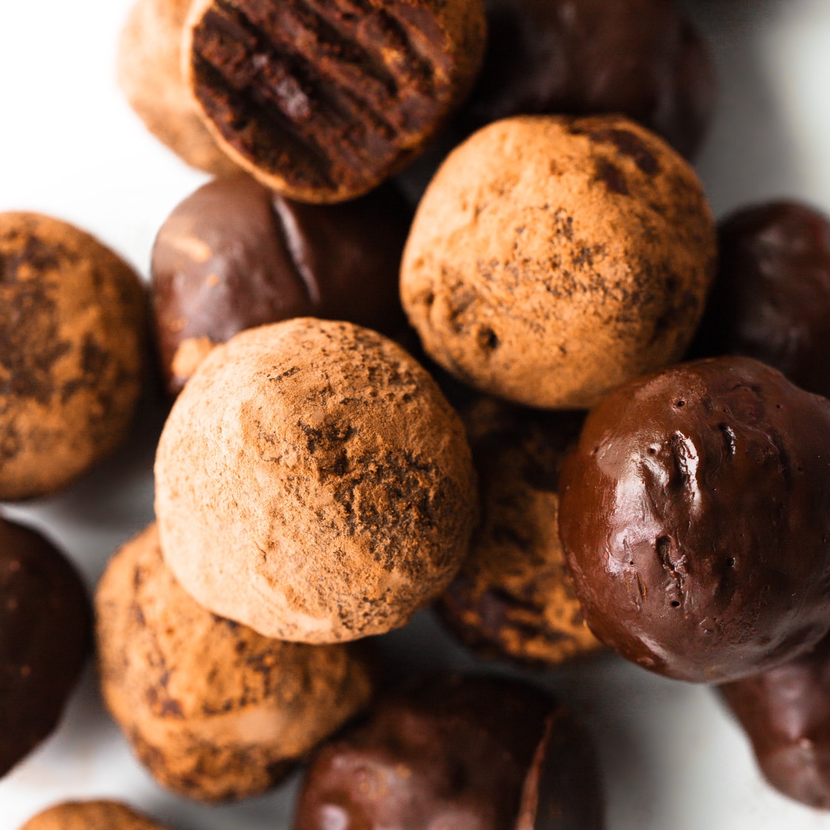 Arqueología Solenoide suficiente Chocolate Truffles - Just TWO ingredients for this recipe!