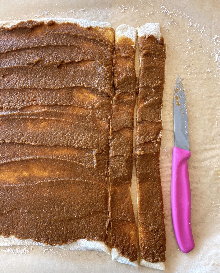 Cutting cinnamon rolls with a knife