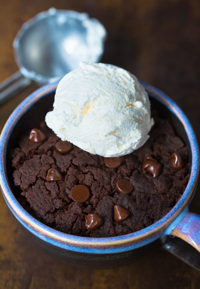 Brownie Mug Cake con gelato alla vaniglia