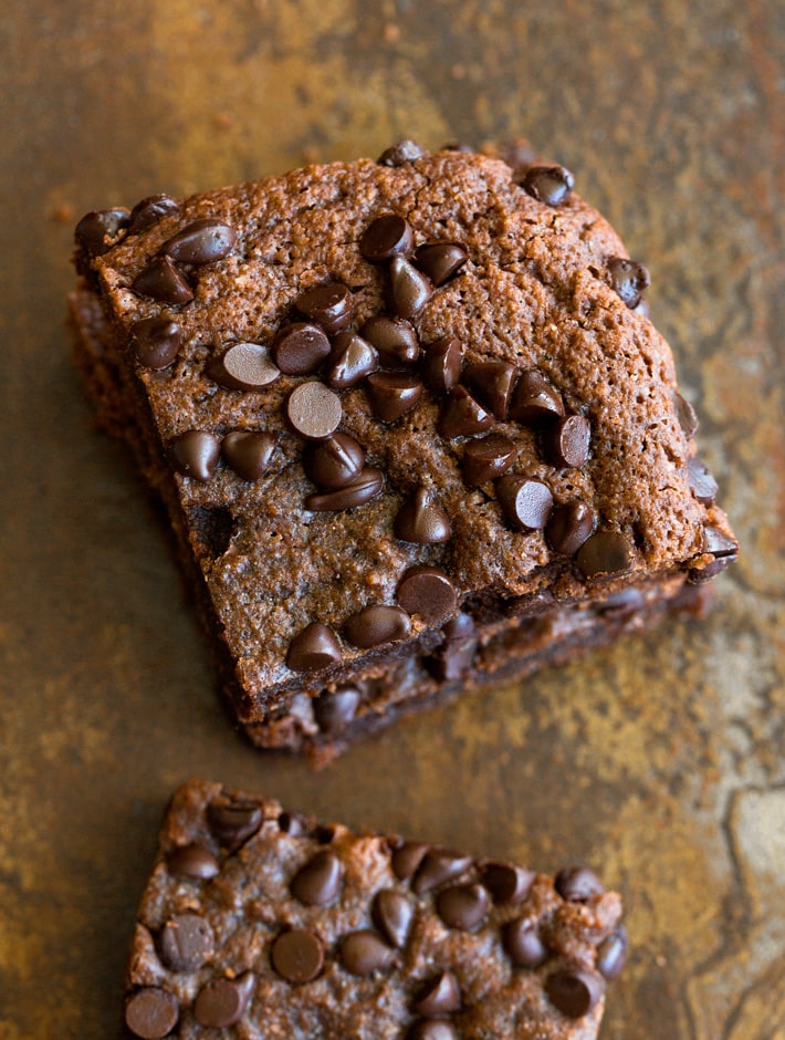 Fudgy Vegan Healthy Protein Brownies con mini gocce di cioccolato