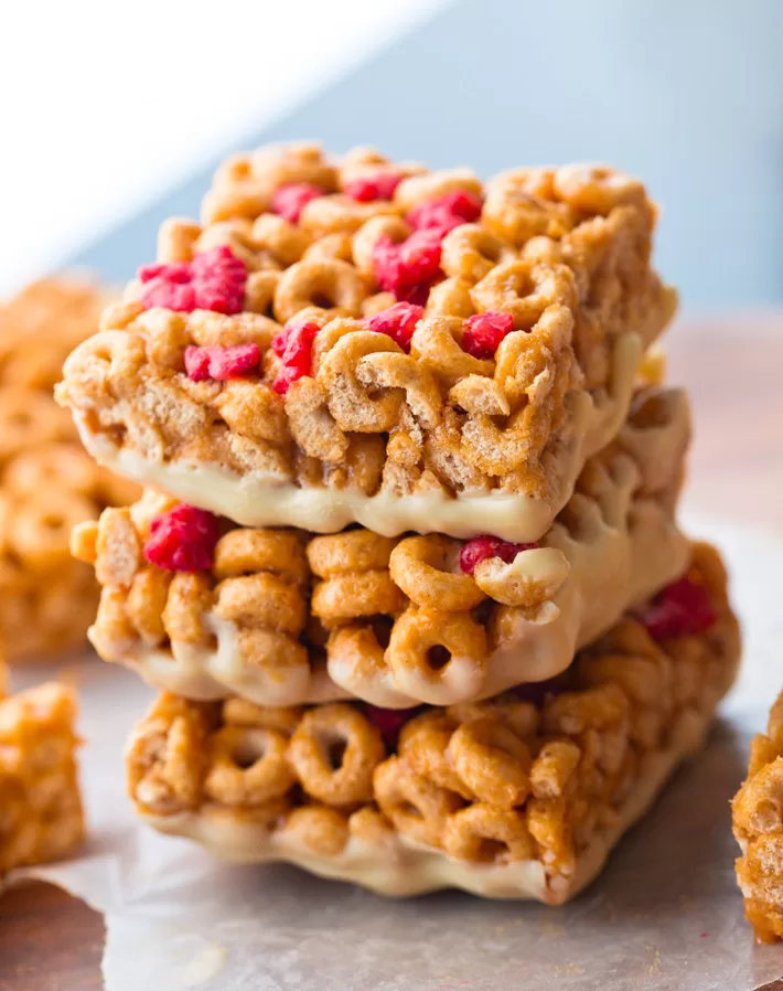 BEST STRAWBERRY FROSTED FLAKES TREATS -- no-bake!