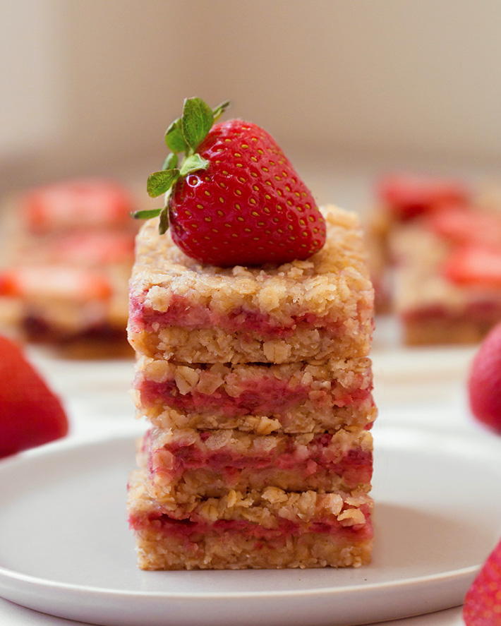 Healthy Strawberry Oatmeal Snack Bars