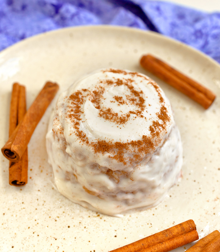 Pastel de canela de avena con glaseado
