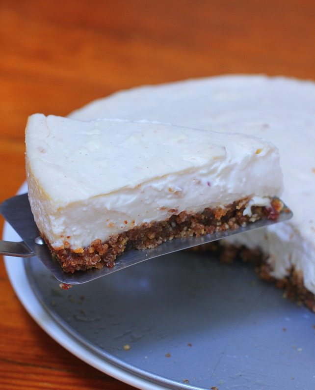 Light and creamy healthy cheesecake recipe from @choccoveredkt… Creamier than Cheesecake factory, with a third of the sugar! Full recipe: https://chocolatecoveredkatie.com/2015/09/07/healthy-cheesecake-recipe/ 