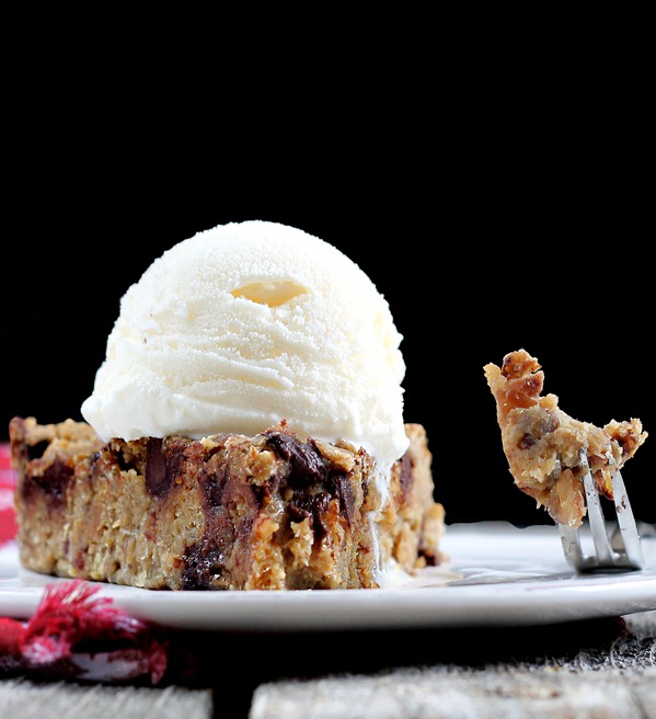 Chocolate Chip Cookie Pie - no sugar / no flour / vegan / gf - People rave about the recipe. Everyone loves this pie! https://chocolatecoveredkatie.com/2012/05/31/chocolate-chip-cookie-pie-without-sugar/ @choccoveredkt