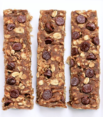 Wholesome chocolate chip granola bars - HIGH PROTEIN - from @choccoveredkt - sweetened naturally without any added sugar or oil... Full recipe: https://chocolatecoveredkatie.com/2014/09/18/sugar-free-granola-bars/