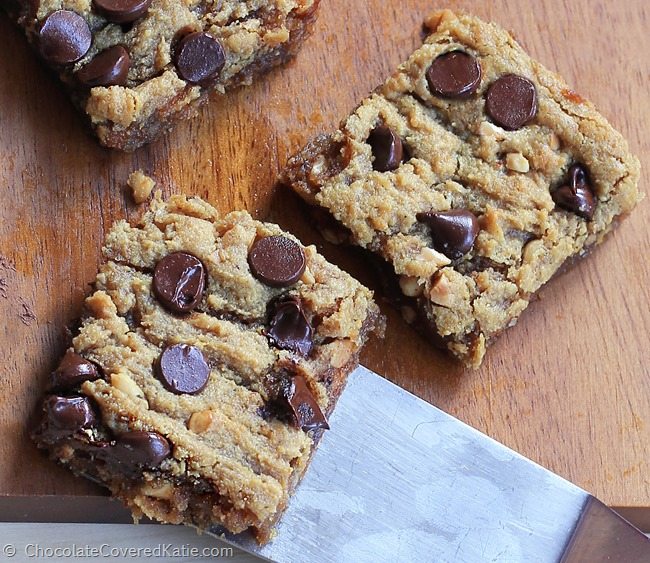 GOOEY CHOCOLATE CHIP PEANUT BUTTER BARS - Crazy addictive recipe... like the lovechild of a chocolate chip cookie and a Reeses peanut butter cup! https://chocolatecoveredkatie.com/2015/03/18/chocolate-chip-peanut-butter-bars/ @choccoveredkt