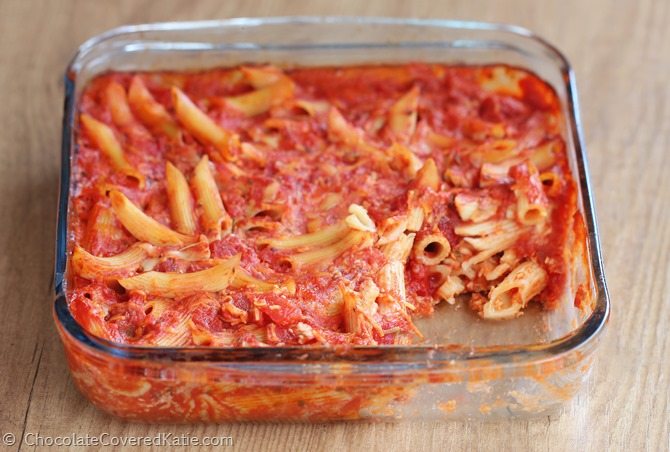 With just 6 ingredients, this deliciously cheesy baked pasta casserole is honestly one of the easiest meals you will ever make! https://chocolatecoveredkatie.com/2015/01/27/five-minute-cheesy-baked-pasta-casserole/