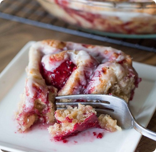 Stuffed Raspberry Cinnamon Rolls: they have less than HALF the calories of Cinnabon! https://chocolatecoveredkatie.com/2013/12/10/homemade-cinnamon-rolls/