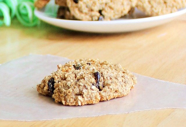 classic oatmeal cookies made with ingredients you probably have at home... and absolutely NO flour