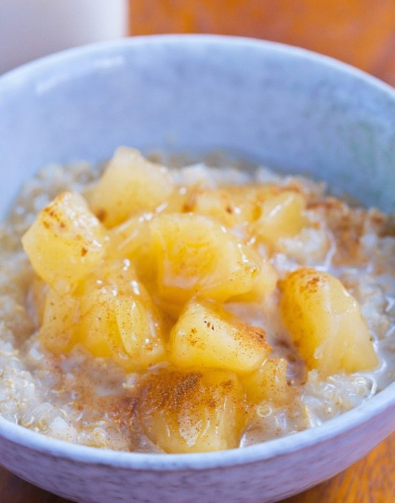 Apple Pie Breakfast Quinoa – from @choccoveredkt… 1/2 cup quinoa, 1/2 tsp cinnamon, 1 large apple, 1/4 tsp vanilla extract… Full recipe: https://chocolatecoveredkatie.com/2015/11/09/apple-quinoa-breakfast-bowls/