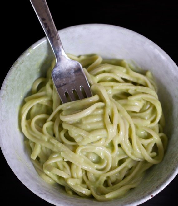 Avocado Alfredo - low in calories and surprisingly high in protein, can be made in under 20 minutes from start to finish!!! https://chocolatecoveredkatie.com/2015/09/17/avocado-alfredo-recipe/ @choccoveredkt