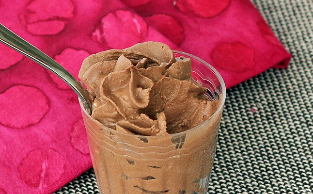 CHOCOLATE FROSTING SHOTS - Repinned more than 800,000 times! Ingredients: 1/4 cup cocoa powder, 1/2 tsp vanilla extract, 1 cup... Full recipe: https://chocolatecoveredkatie.com/2012/01/16/chocolate-frosting-shots/