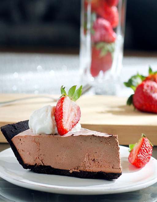 NO sugar, NO flour, no-bake recipe... Ingredients: 3 cups strawberries, 1/2 cup cocoa powder, 1 tsp vanilla extract, 1 1/2 cups... Full recipe: https://chocolatecoveredkatie.com/2012/02/16/chocolate-strawberry-truffle-pie/