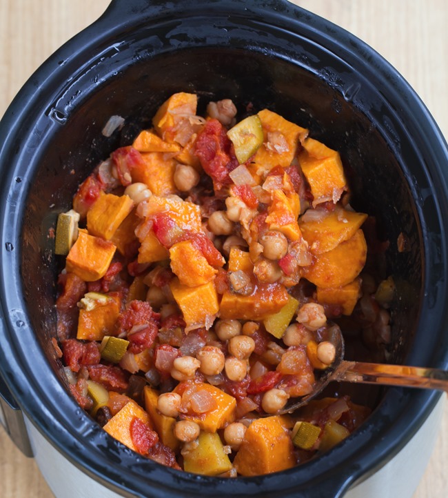 Crock Pot Chili - An easy & filling "one bowl" healthy homemade meal, from @choccoveredkt. Just throw the ingredients into the slow cooker... Dinner practically makes itself!!! https://chocolatecoveredkatie.com/2016/01/28/crock-pot-sweet-potato-chili/