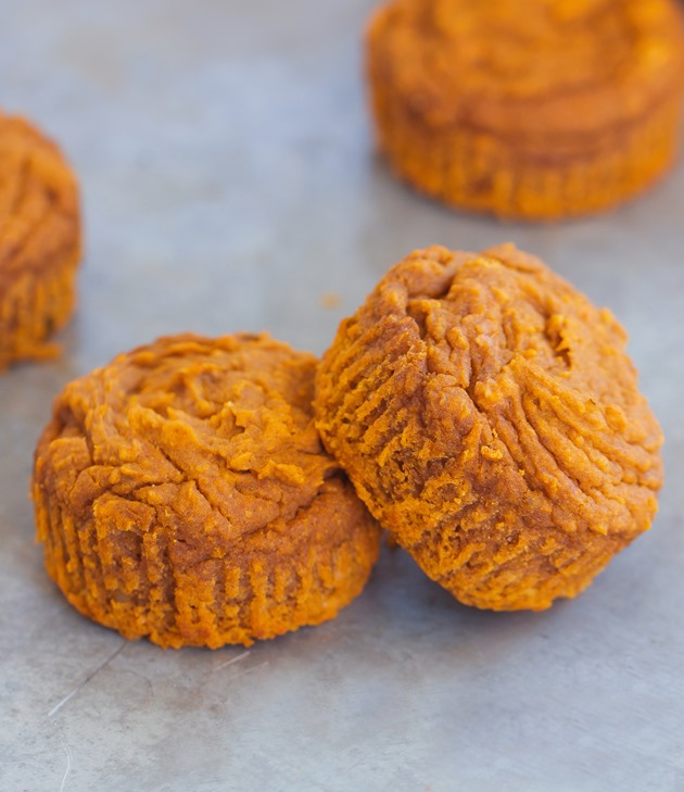 Simple vegan pumpkin muffins, less than 120 calories, from @choccoveredkt… and so easy to make! Here’s how to make them: https://chocolatecoveredkatie.com/2015/09/21/flourless-vegan-pumpkin-muffins/