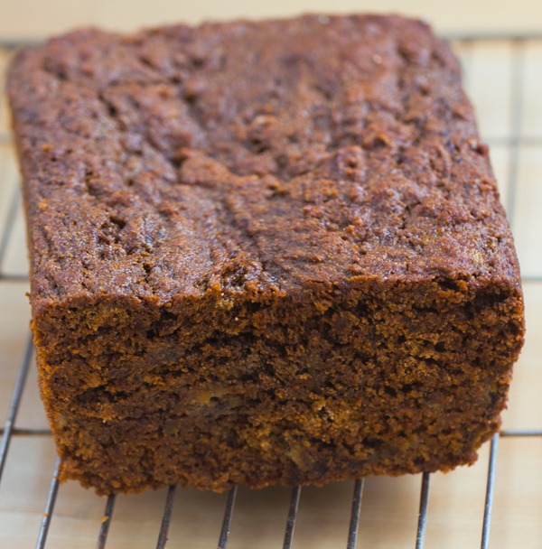 Gingerbread Banana Bread - a super healthy breakfast recipe for the holidays / EASY to make + leftovers can be frozen for later https://chocolatecoveredkatie.com/ @choccoveredkt