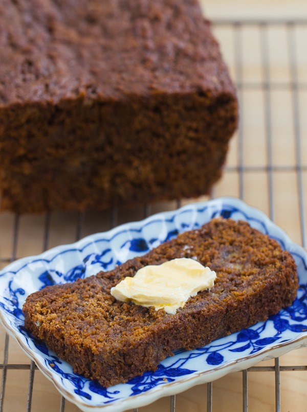 Gingerbread Banana Bread - a super healthy breakfast recipe for the holidays / EASY to make + leftovers can be frozen for later https://chocolatecoveredkatie.com/ @choccoveredkt