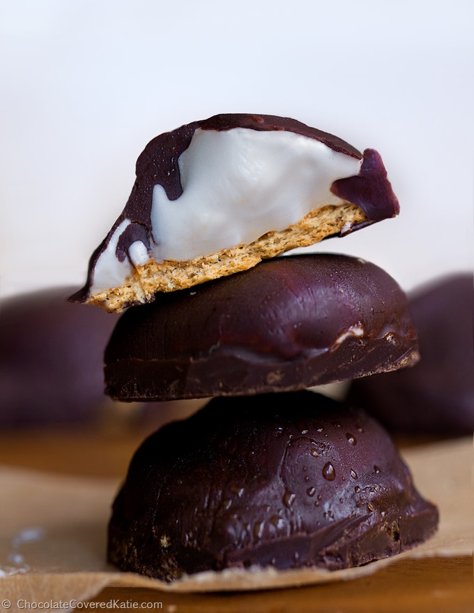 3 ingredients / no corn syrup / no artificial flavors https://chocolatecoveredkatie.com/2015/05/14/homemade-healthy-mallomars/