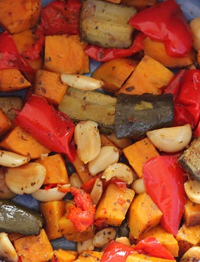 How to roast vegetables in a slow cooker. You can use any of the following vegetables: zucchini, red peppers, sweet potatoes... https://chocolatecoveredkatie.com/2013/01/10/how-to-roast-vegetables-in-the-slow-cooker/