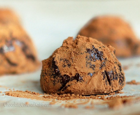 5 MINUTE Chocolate Truffles - Can be vegan ▪ low fat ▪ gluten free...from @choccoveredkt - https://chocolatecoveredkatie.com/2012/11/25/5-minute-microwave-chocolate-truffles/